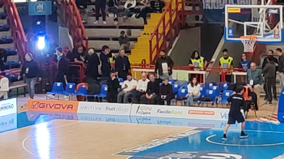 cruciani-a-napoli,-proteste-all’esterno-del-palapartenope.-poi-spettatore-all’alcott-arena