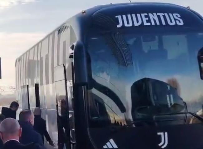 juve-arrivata-a-napoli:-il-primo-impatto-di-spalletti-all’esterno-del-parker’s