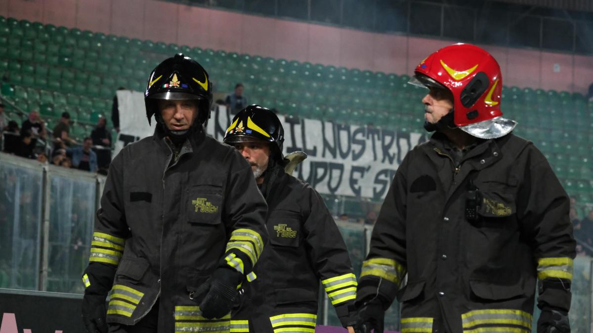 crollo-in-zona-arenaccia:-muro-di-contenimento-cede-e-travolge-quattro-auto,-nessun-ferito