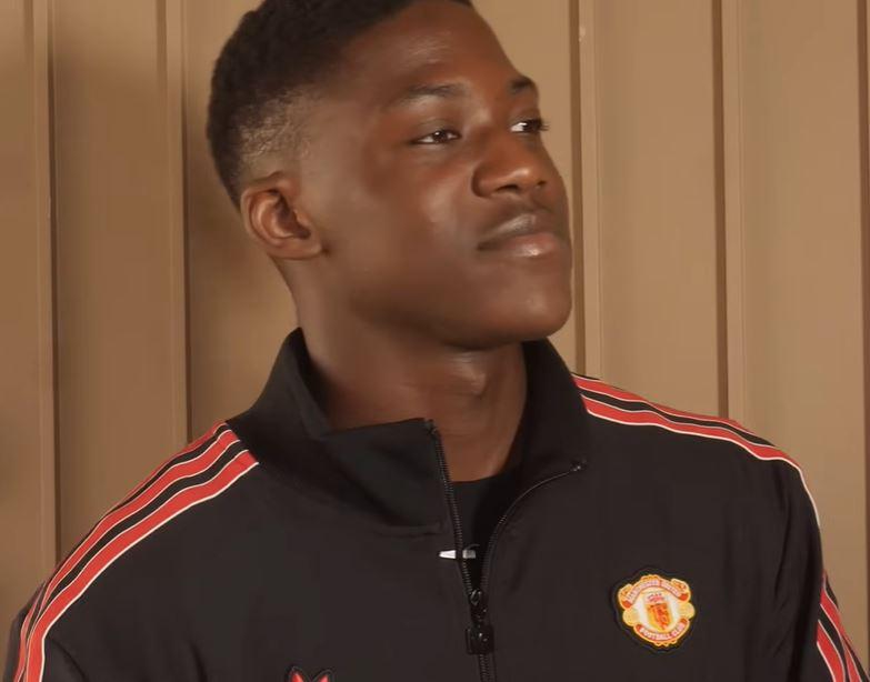 “mainoo-libero”:-la-reazione-del-giocatore-dopo-lo-‘scherzo-del-fratello’-e-la-posizione-del-napoli