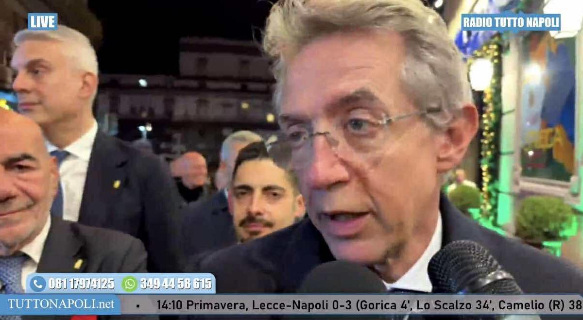 sindaco-manfredi-sul-palco-a-piazza-plebiscito:-“ecco-il-mio-augurio-ai-napoletani”