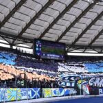 mega-coreografia-in-curva-nord,-cori-e-pienone-nel-settore-dei-tifosi-azzurri