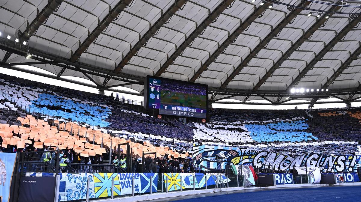 mega-coreografia-in-curva-nord,-cori-e-pienone-nel-settore-dei-tifosi-azzurri