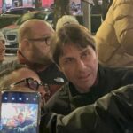 il-napoli-e-arrivato-a-milano:-tanti-tifosi,-conte-si-concede-a-foto-ed-autografi
