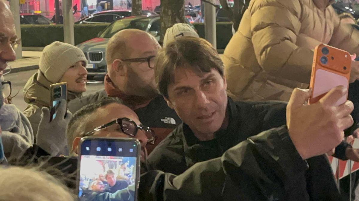 il-napoli-e-arrivato-a-milano:-tanti-tifosi,-conte-si-concede-a-foto-ed-autografi