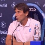 conte-in-conferenza:-“di-lorenzo?-sono-incazzato!-non-si-tutelano-i-giocatori.-mercato?-noi-bloccati-e-altri-indebitati”
