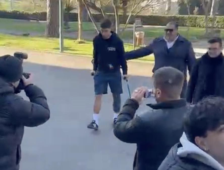 nuovi-esami-per-di-lorenzo:-l’arrivo-a-villa-stuart-in-stampelle