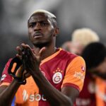 osimhen-mania-al-galatasaray!-spettacolare-coreografia-per-victor-e-la-mamma-scomparsa