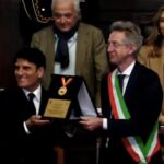 sal-da-vinci-riceve-medaglia-citta:-“basta-polemiche-e-fake!-e’-una-canzone-d’amore”