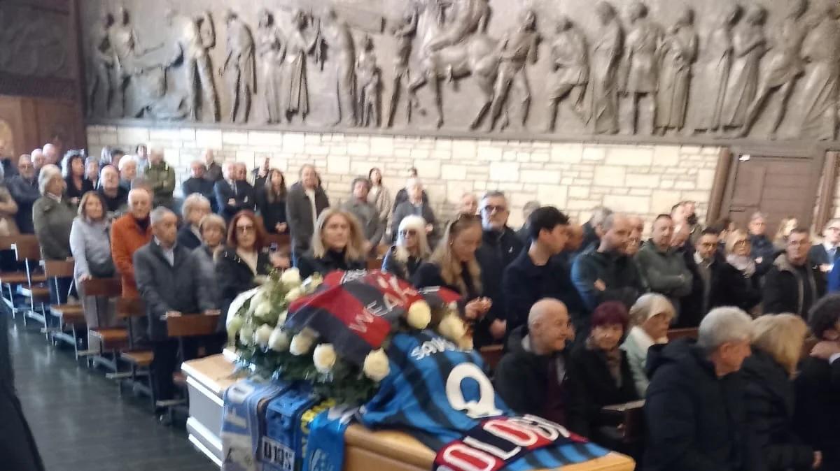 funerale-savoldi,-sulla-bara-di-“beppe-gol”-anche-la-sciarpa-del-napoli