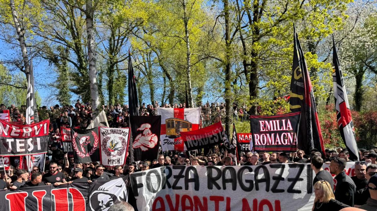 lo-striscione-della-curva-sud-a-milanello:-“forza-ragazzi.-avanti-noi”