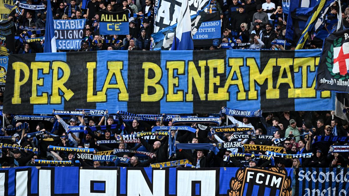 la-curva-al-fianco-dell’inter,-striscione-fuori-da-appiano:-“testa-alta-e-paura-di-niente”