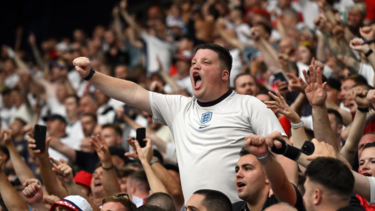 16-rigori,-2.000-persone-e-l’invasione-di-campo:-la-notte-folle-in-10a-divisione-inglese