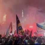 scudetto-inter,-giocatori-al-duomo:-in-migliaia-in-festa-tra-cori-e-fuochi