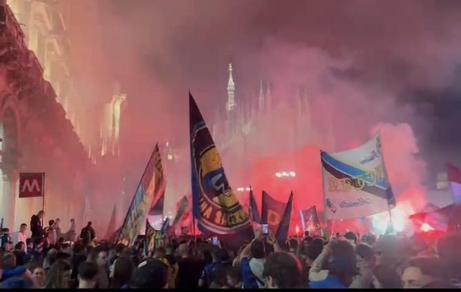scudetto-inter,-giocatori-al-duomo:-in-migliaia-in-festa-tra-cori-e-fuochi