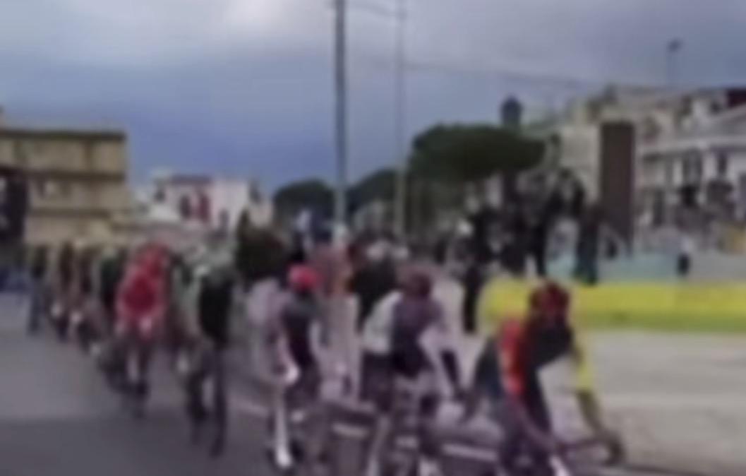 incredibile-al-giro-d’italia:-denunciati-due-ragazzi-che-hanno-tentato-di-far-cadere-ciclisti