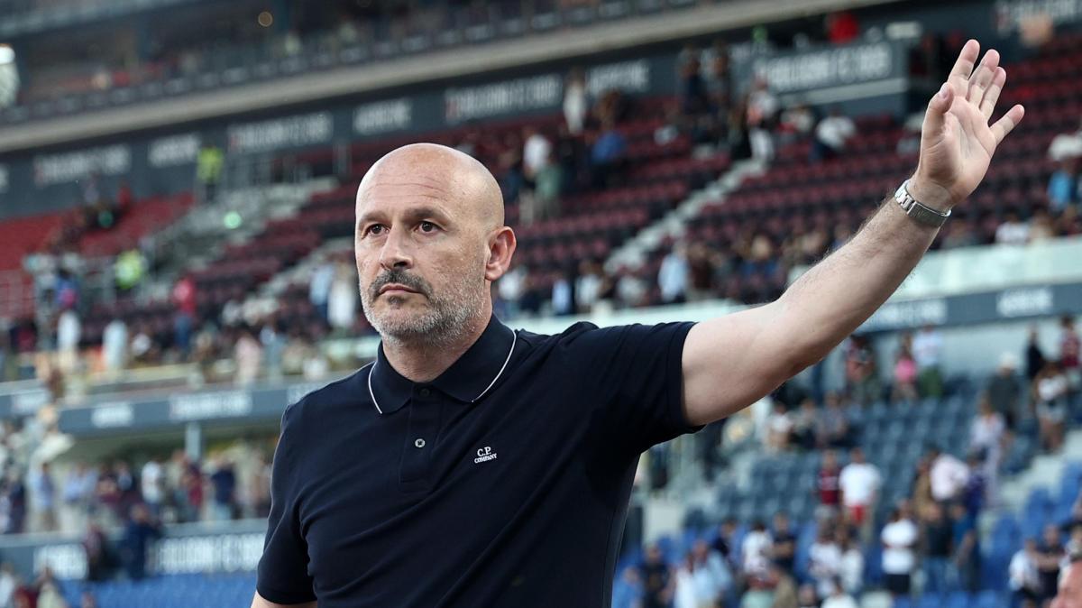 a-bologna-cori-e-standing-ovation-per-italiano!-il-tecnico-sotto-la-curva-ringrazia:-sara-addio?