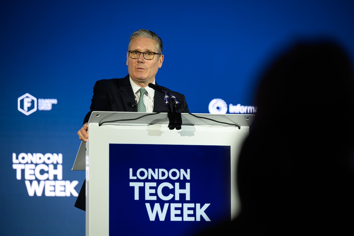 il-governo-britannico-ha-chiesto-alle-aziende-tecnologiche-di-inibire-le-foto-di-persone-nude-sugli-smartphone-dei-minorenni