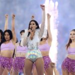 dua-lipa-e-a-napoli:-lo-shopping-e-a-sfondo-azzurro,-visita-allo-store-del-club