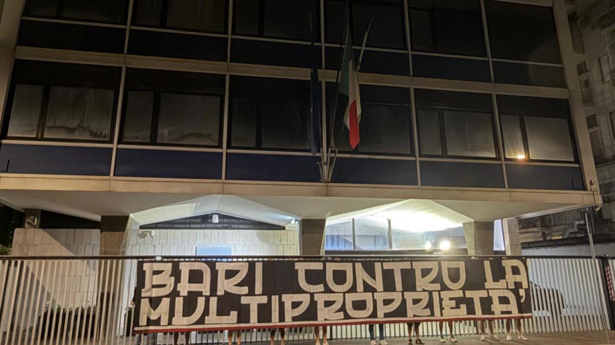 bari,-contestazione-contro-i-de-laurentiis!-striscione-davanti-alla-figc:-“contro-la-multiproprieta”