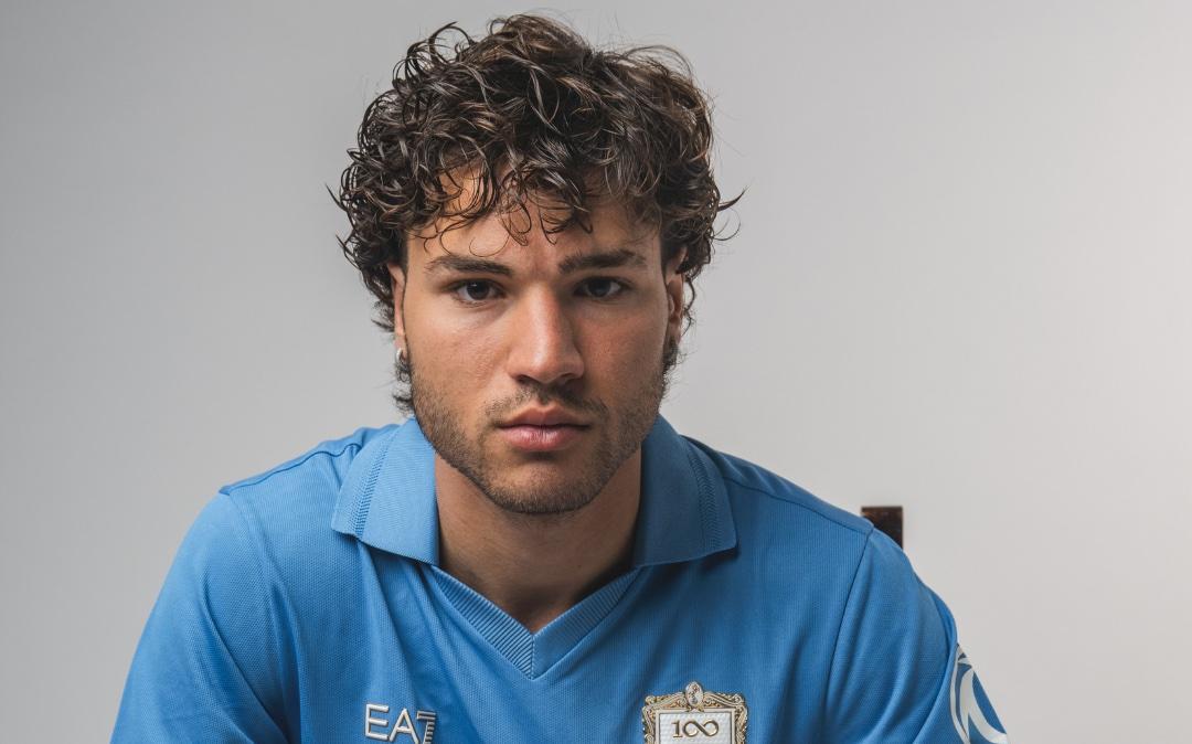 ssc-napoli-ufficializza-la-nuova-maglia:-torna-il-corsiero-del-sole,-ecco-da-quando-sara-in-vendita