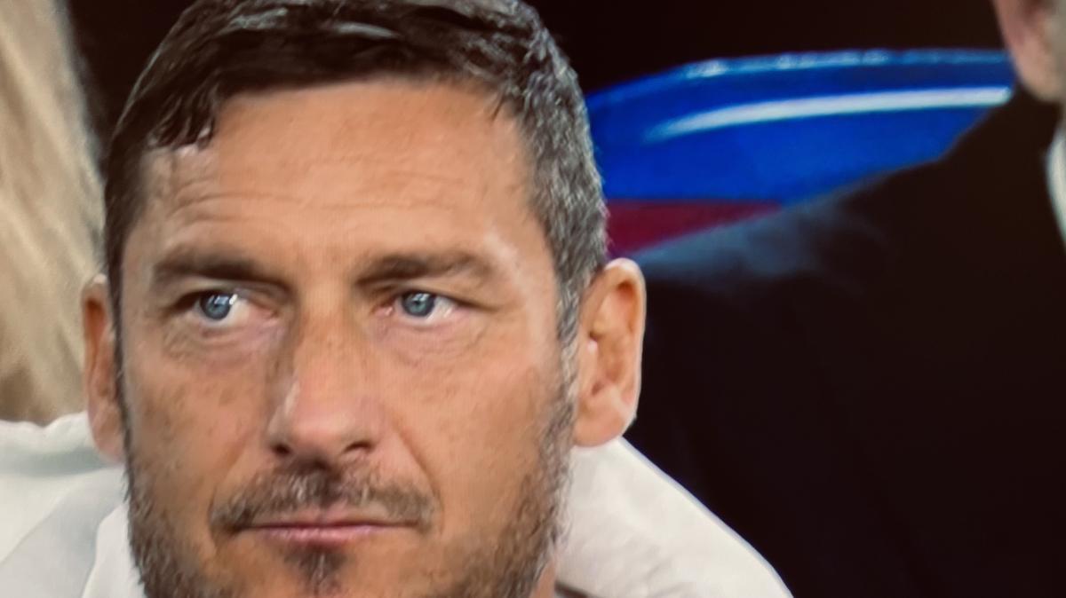 totti-protagonista-di-uno-spot-su-spider-man:-a-roma-nessuno-lo-riconosce