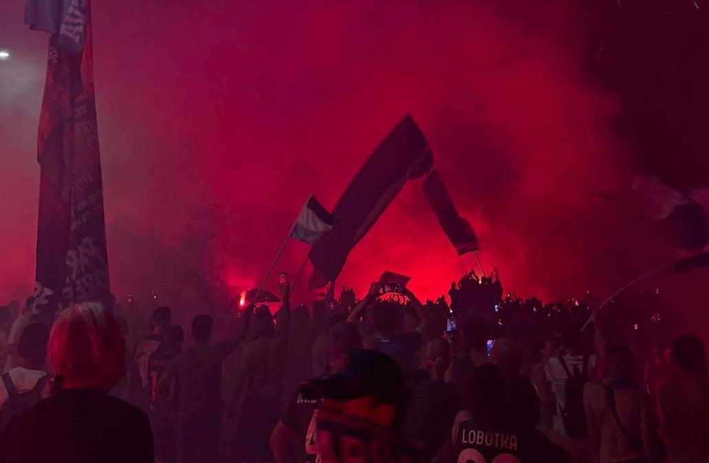 centenario-napoli,-spettacolo-sul-lungomare:-la-grande-torciata-rossa-degli-ultras