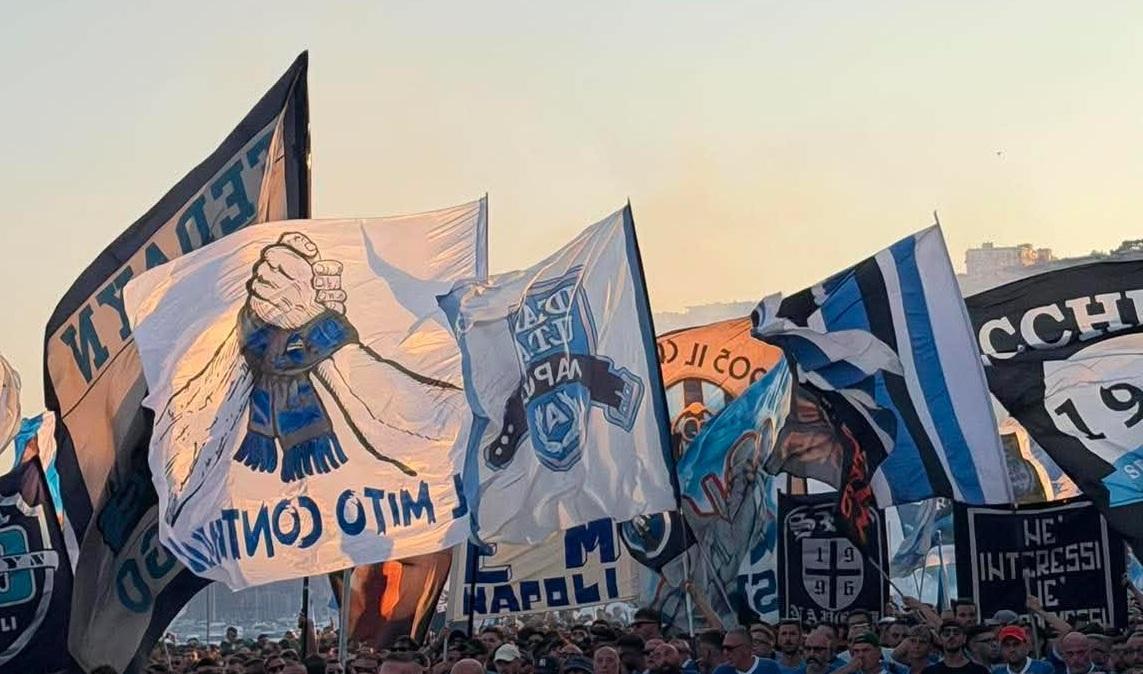centenario-napoli,-spettacolo-degli-ultras:-il-corteo-arriva-alla-rotonda-diaz
