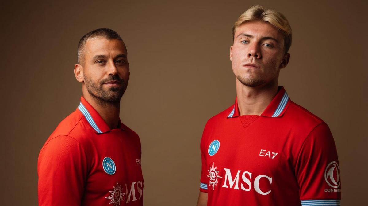 sscnapoli,-presentata-la-terza-maglia-2026-27:-rievocato-il-rosso-iconico-del-passato