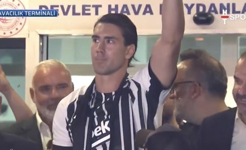 anche-vlahovic-sbarca-a-istanbul,-delirio-besiktas:-“felicissimo,-grande-grazie-va-a-italiano”