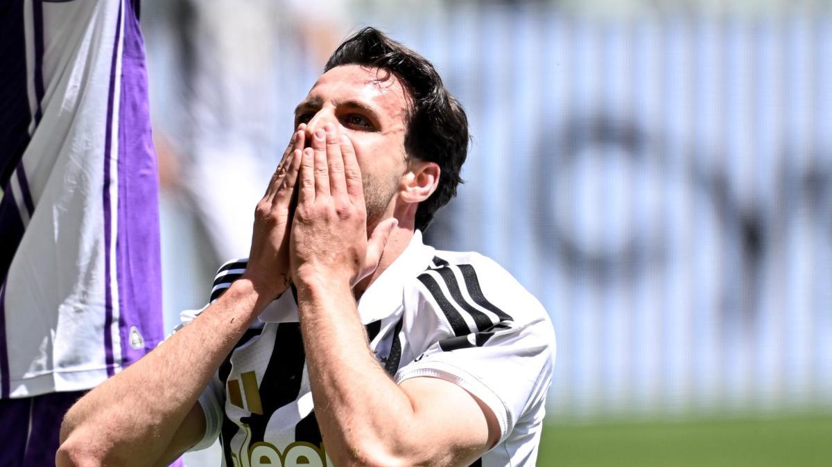 juventus,-tifoso-scivola-e-mette-ko-gatti-e-danni-al-terreno:-cambiera-la-tradizione-dell’ultimo-test