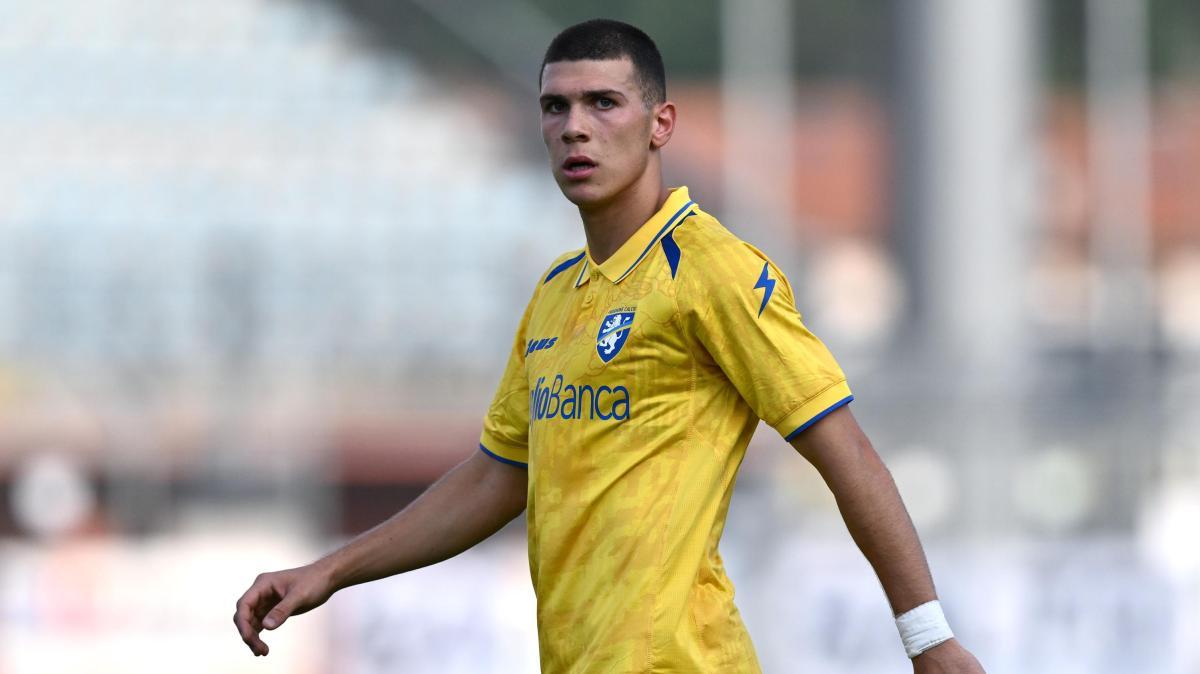 kvernadze-incanta-col-frosinone:-tre-gol-e-due-assist,-poi-l’omaggio-a-kvaratskhelia