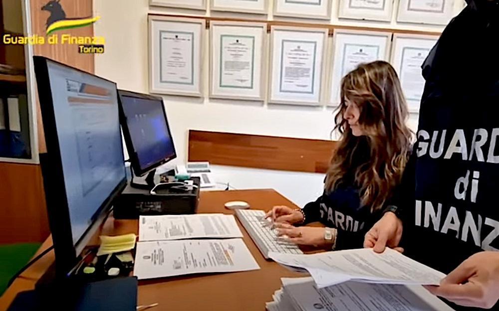 guardia-di-finanza-sequestra-oltre-2.300-maglie-napoli-contraffatte:-venivano-pubblicizzate-su-tiktok