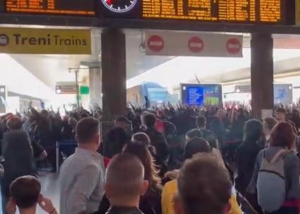 “noi-vogliamo-l’alta-marea”,-l’arrivo-dei-tifosi-azzurri-a-venezia