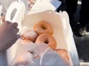 napoli,-dolci-ai-poliziotti-durante-lo-sciopero:-il-gesto-e-le-parole-di-due-manifestanti